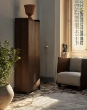 Komoda Sill Tall, dark stained oak
