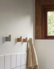 Věšáky Attach, pale blue/oak