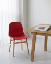 Židle Form Oak, bright red