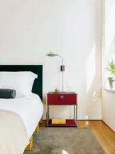 Noční stolek USM Haller M54, ruby red