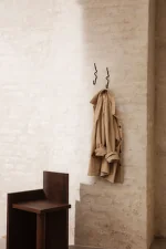 Háček Curvature Hook, black brass