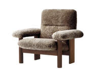 Křeslo Brasilia Lounge Chair, Sheepskin sahara/dark stained oak