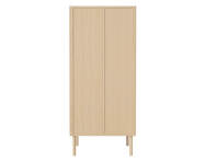 Skříň Cana s dřevěnými dveřmi a policemi, white oiled oak