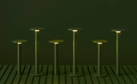 Přenosné lampy Host od HAY