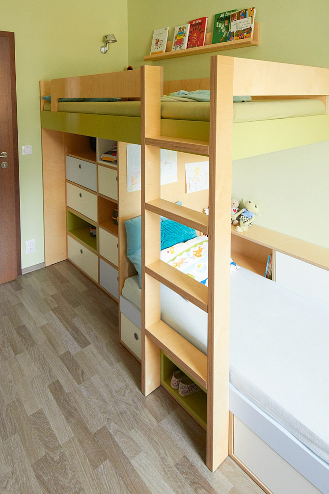Horní patrová postel v dětském pokoji s policí na knihy © Katka Horáková, www.DesignVille.cz