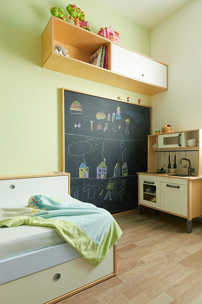 Dětská kuchyňka IKEA Duktig a tabule © Katka Horáková, www.DesignVille.cz